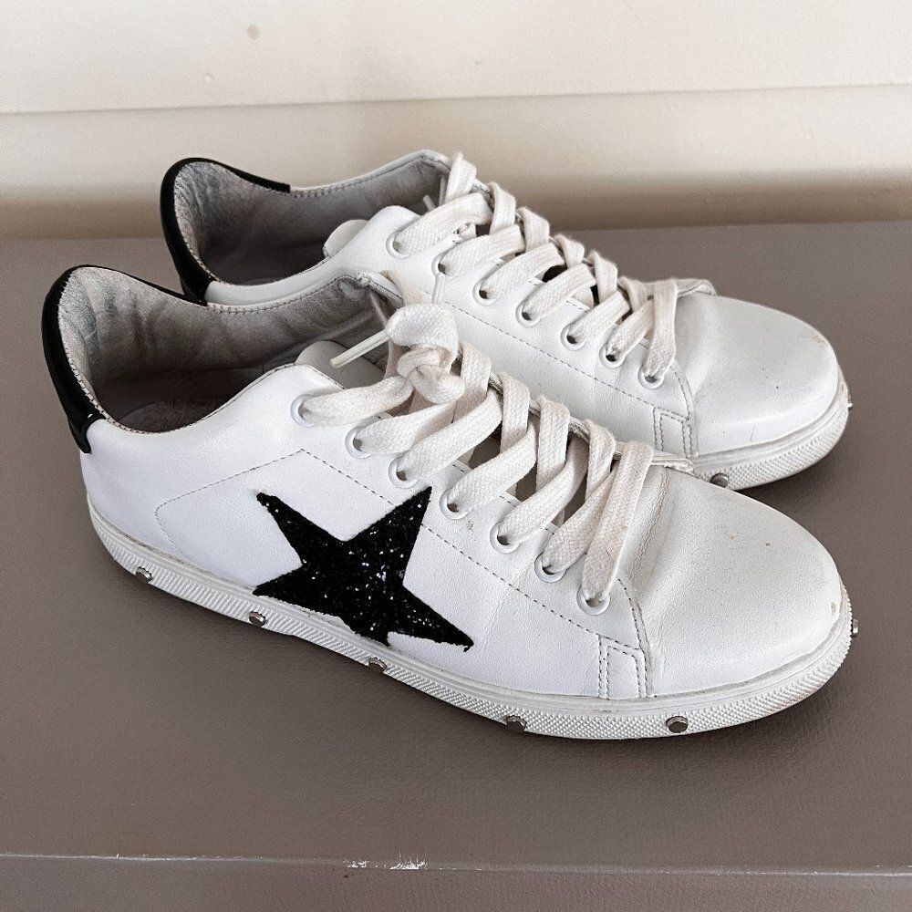 Woman's Laced Shoe in white leather and black suede glitter w/studs sz 9